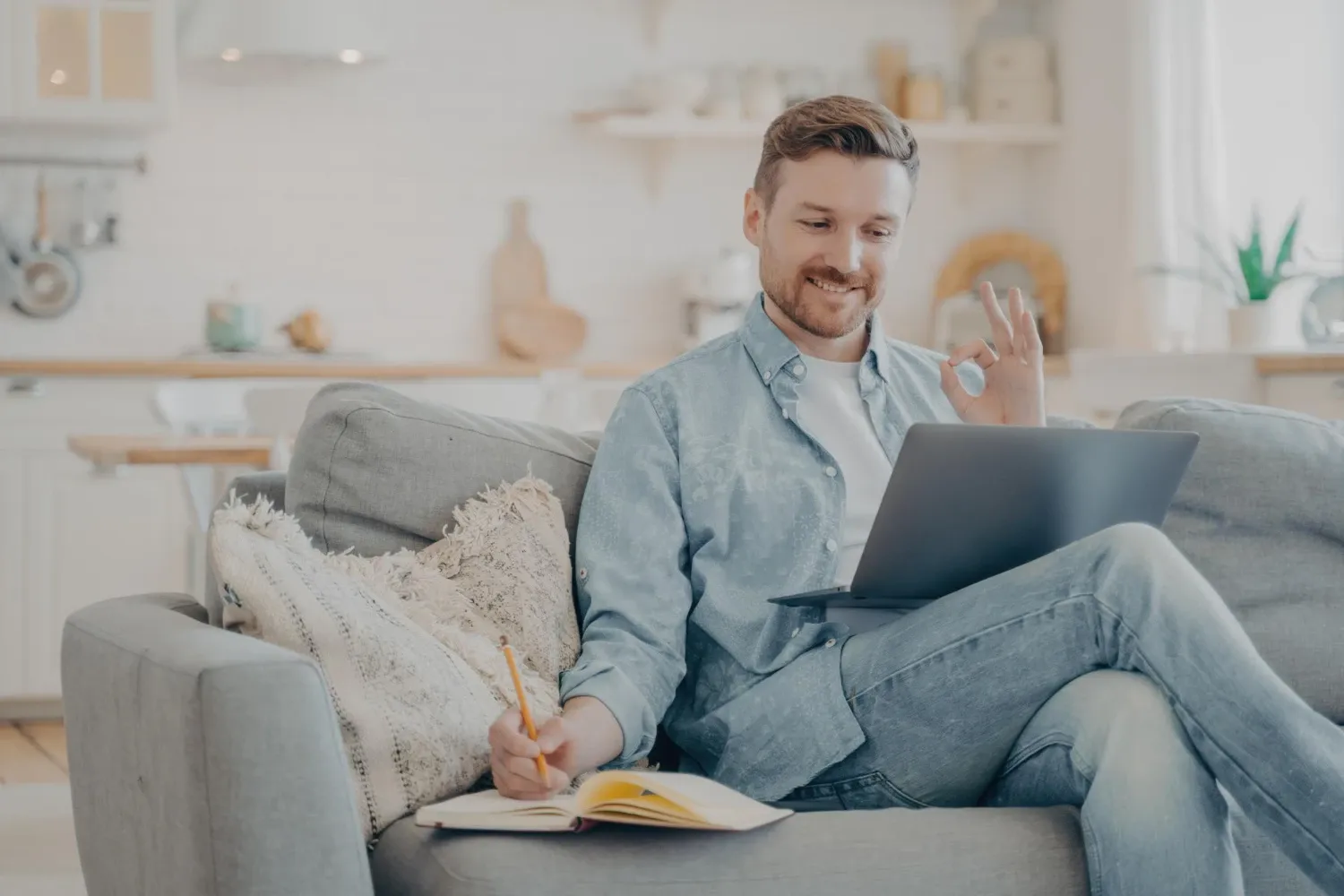 Rutina documental 2025: bibliotecas compartidas, listas de verificación y sellos de versión por defecto