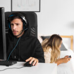 hombre jugando computadora