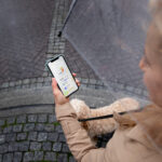 Una niña usa un mapa en su teléfono.